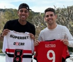 老朋友！海港前锋古斯塔沃和奥斯卡合照，两人互换球衣